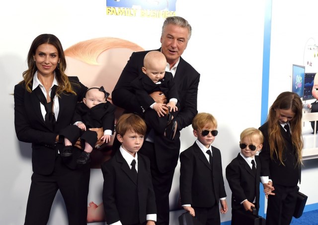 Dolazak sa stilom: Alek Boldvin na premijeru došao sa suprugom i šestoro dece FOTO