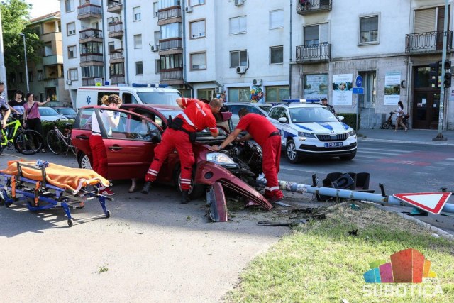 Subotica: Automobil udario u semafor, stub pao na pešake, više povređenih FOTO