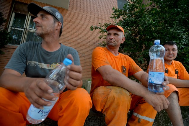 "Dobijamo vodu iz firme, teško je, ali izdržavamo" FOTO