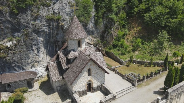 Bolji prilaz srpskom manastiru imaju vernici iz Crne Gore, nego iz Srbije FOTO