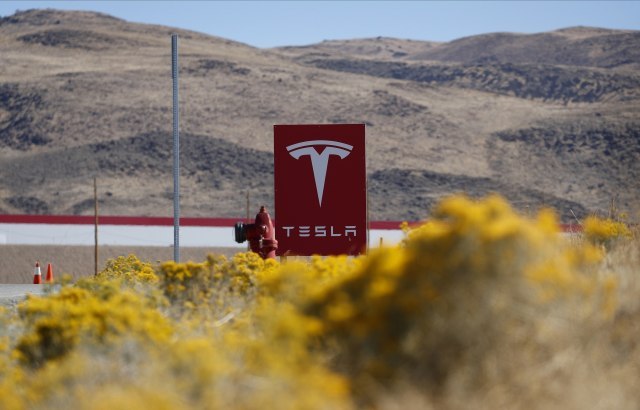 Tesla otvara prvu solarnu stanicu za punjenje električnih vozila