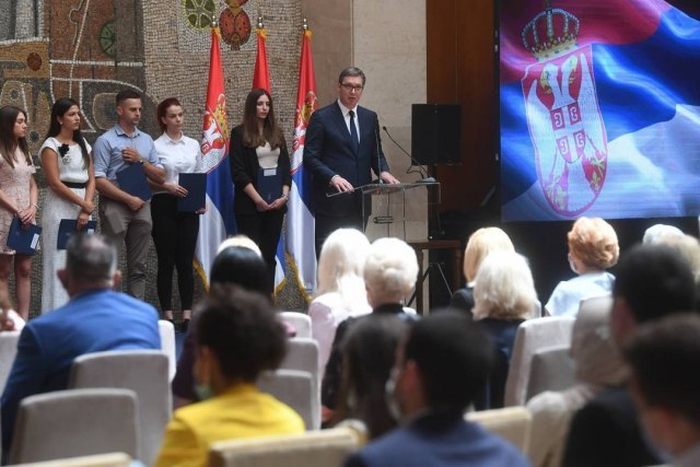 Vučić awards contracts to medics: 