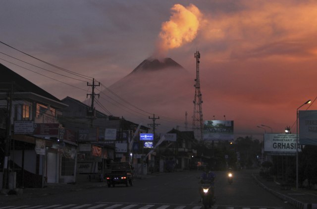Erupcija najaktivnijeg vulkana na Indoneziji: Potoci lave, dim i pepeo koji leti 1.000 metara