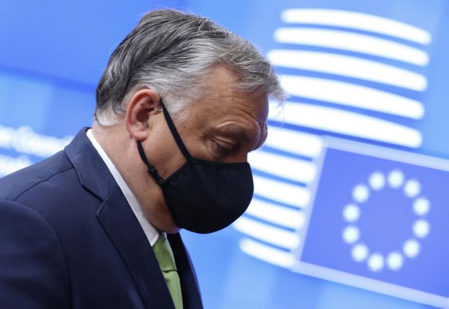 Orban na tapetu