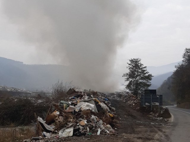 Zapalila se deponija u Kragujevcu; Gori 200 tona otpada