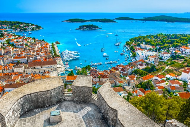 Grad Hvar i njegove plaže, pa do Paklenih ostrva - jedan od hrvatskih aduta za leto