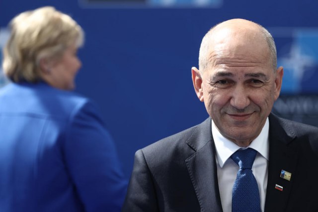 Janša, nevaljalo dete, ugrožava Sloveniji predsedavanje EU