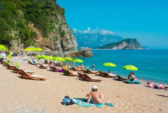 Plaže u Crnoj Gori sve punije, a cene? Smeštaj - jeftiniji, hrana - skuplja