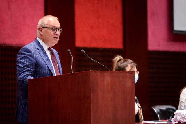 Osnovci dobijaju tablete, sutra æe se znati i kakve