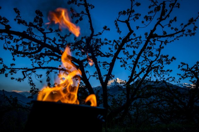 Još jedan sraman čin: Albanci zapalili zastavu SPC iznad Gračanice, pa sve to snimili VIDEO