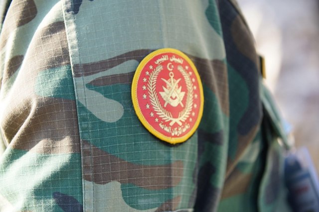 Obalska straža puca na čamac sa migrantima VIDEO