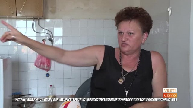 Dragici u Đakovici Albanci prete, kamenuju stan. Na pitanje da li se plaši, imala je kratak odgovor VIDEO