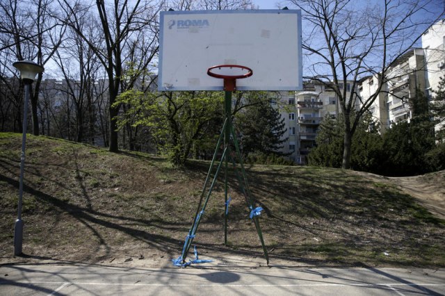 Albancima pored Srba i crkava, sada smetaju i - koševi