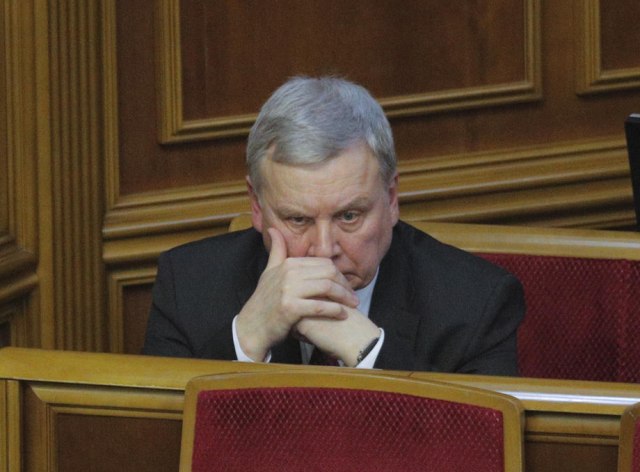 Zašto je ministar odbrane zatrpan štiklama?