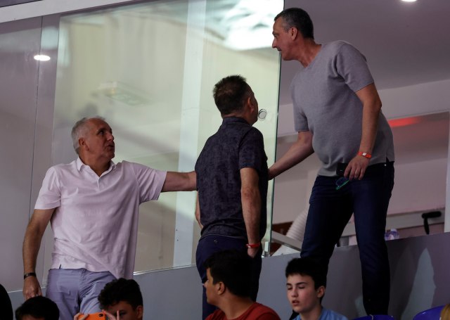 Susret trenera večitih – Obradović i Radonjić bodre Srbiju FOTO