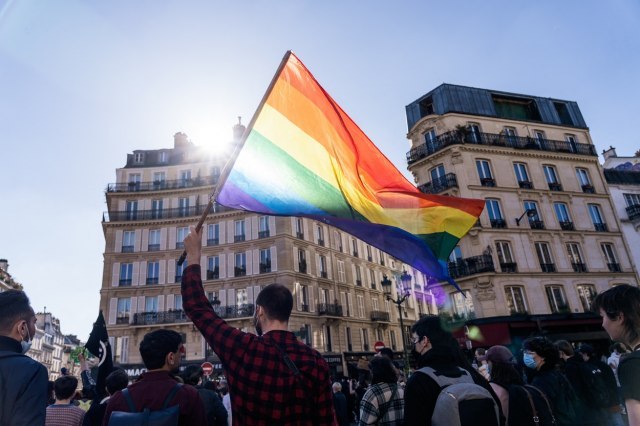 Haos na Paradi: Više privedenih, za nekima se još traga; Zapaljena zastava