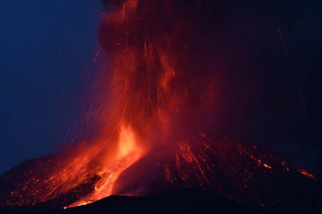 Etna ponovo aktivna: Teče fontana lave VIDEO/FOTO