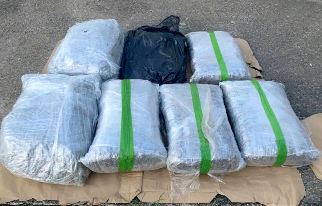 Policija sa pištoljima zaustavila auto i zaplenila 80 kilograma marihuane VIDEO/FOTO