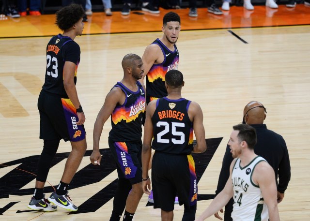 Kris Pol i Ejton dominirali, Finiks vodi u velikom finalu