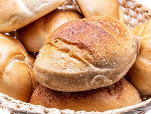 Telo se buni na ove načine: Znaci da jedete previše hleba, a nisu kilogrami