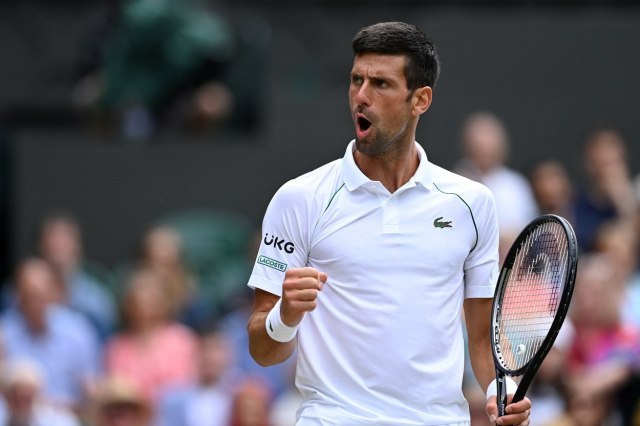 Novak strides smoothly towards the Wimbledon semifinals!