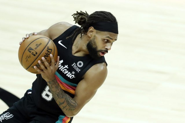 Peti Mils nosi zastavu Australije na Olimpijskim igrama