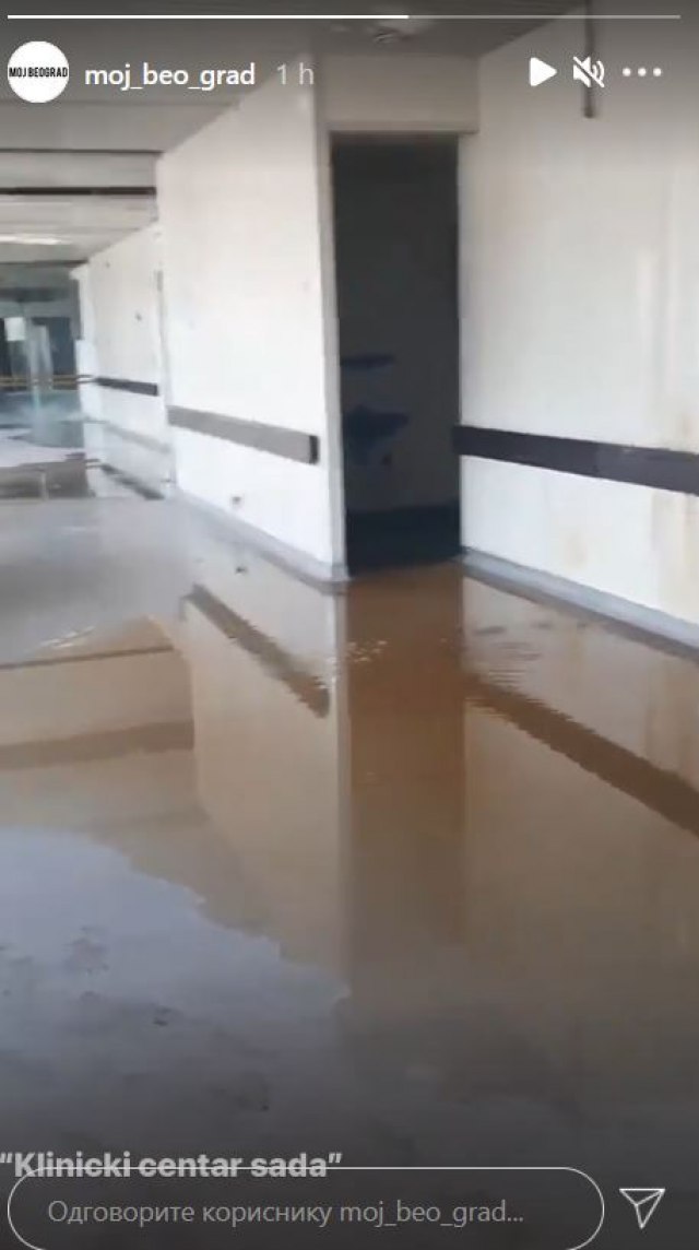 Kruži snimak na internetu: Poplava na ulazu Klinike za gastroenterologiju i hepatologiju? FOTO