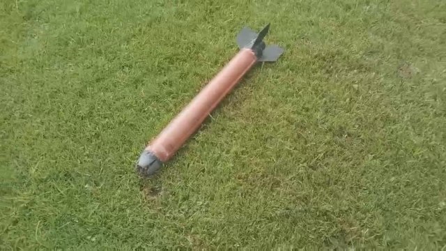 Za dlaku izbegnuta tragedija: U dvorištu nakon kiše pala i raketa; Ne znamo odakle je ispaljena FOTO