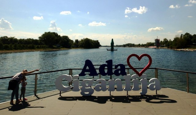 "Ovo su golaæi"; "Veoma lepo": Sporni snimak amerièkog blogera sa Ade Ciganlije VIDEO