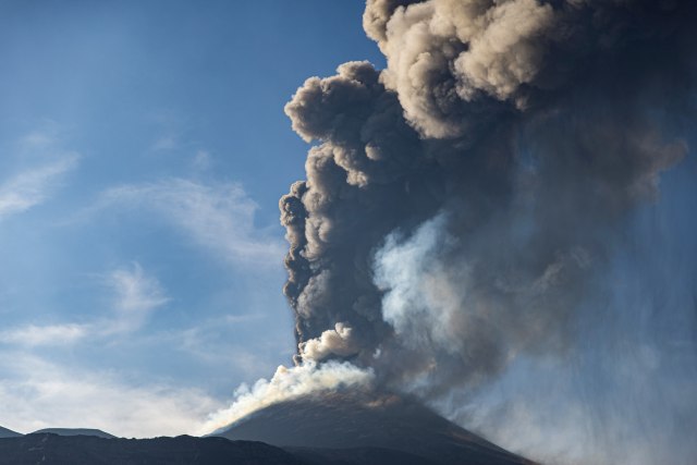 Ulice klizave zbog Etne, građani upozoreni da ne idu peške VIDEO/FOTO