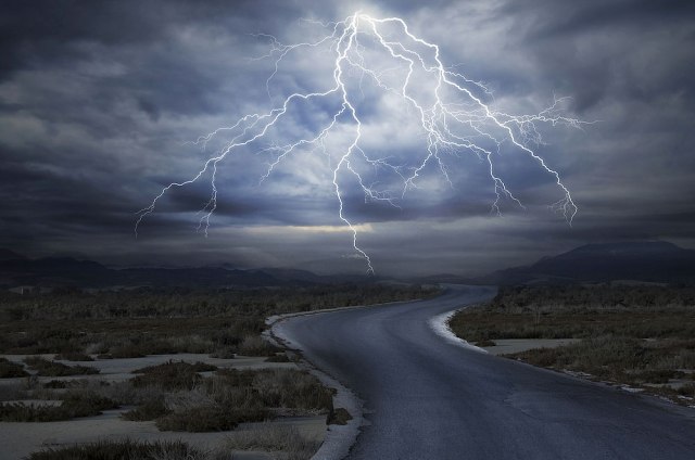 Kako izgleda kada grom udari u auto na putu VIDEO