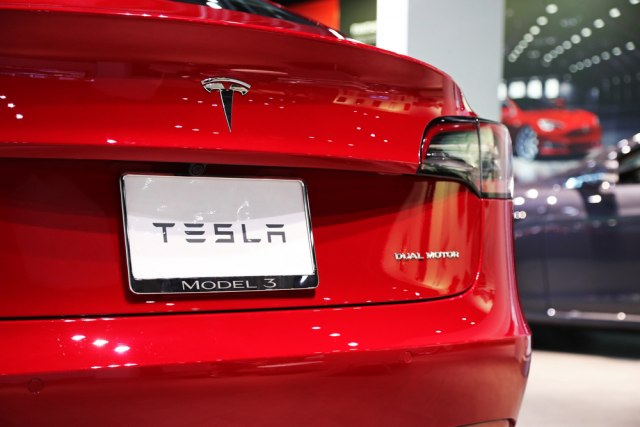 U Srbiji za 6 meseci prodat jedan, a u Hrvatskoj samo u junu 111 Tesla automobila