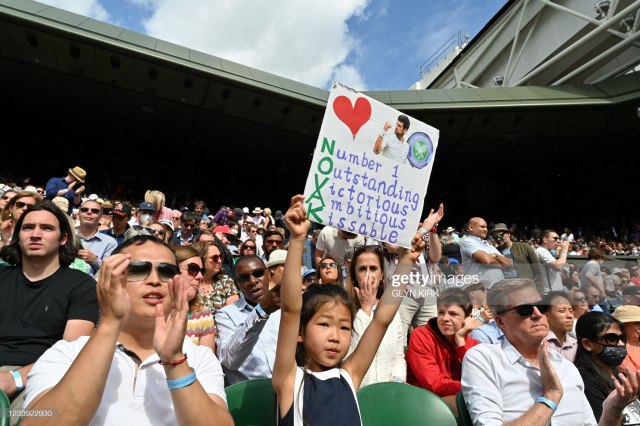 Novak devojčici poklonio reket VIDEO
