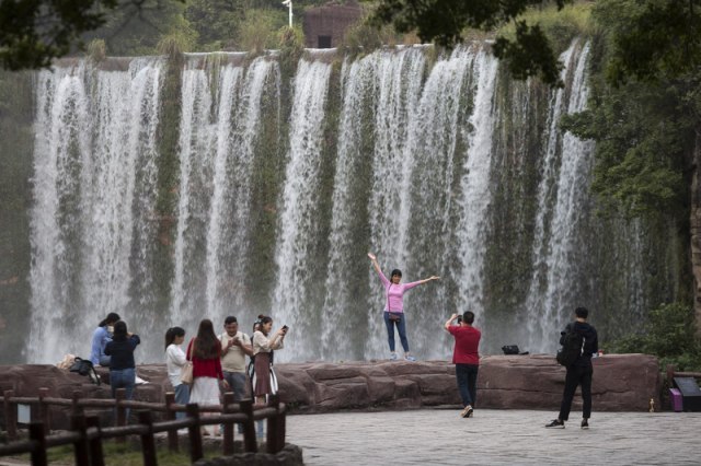 Nijagarini vodopadi u bojama srpske zastave VIDEO
