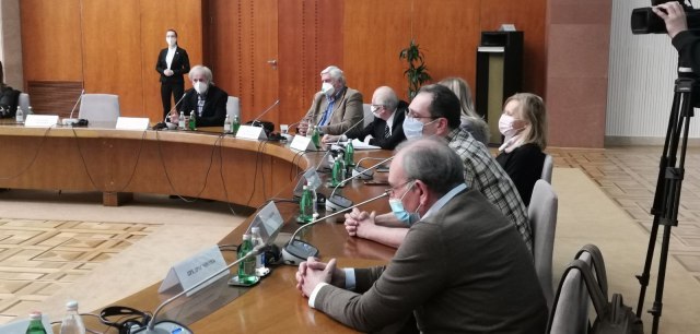 Krizni štab zaseda sutra u 15 èasova, lekari zabrinuti. "Vuèiæ i ja pratimo brojke na dva sata"