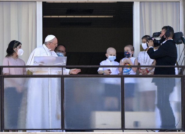 Papa čestitao Đukanoviću: Da zauvek živite u miru