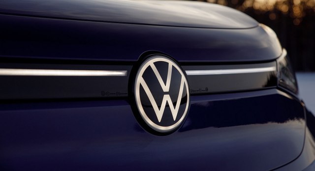 Volkswagen se zaglavio na šinama – pregazio ga voz VIDEO