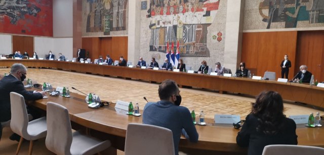 Dve teme na stolu Kriznog štaba