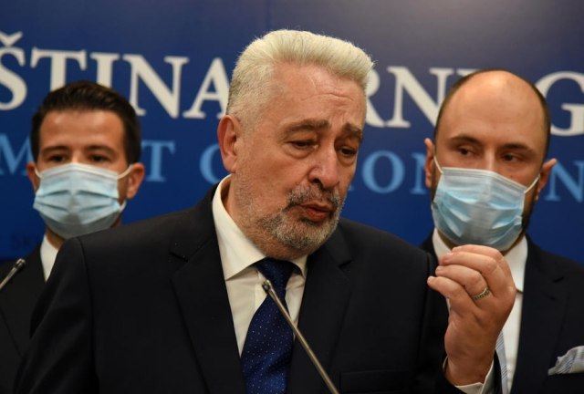 Ispada da smo sami sa sobom podeljeni, a onda se zavađamo bez ikakvog smisla