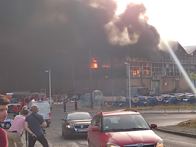 Požar u Luci Beograd i dalje se gasi; Vatra je bila ogromna FOTO/VIDEO