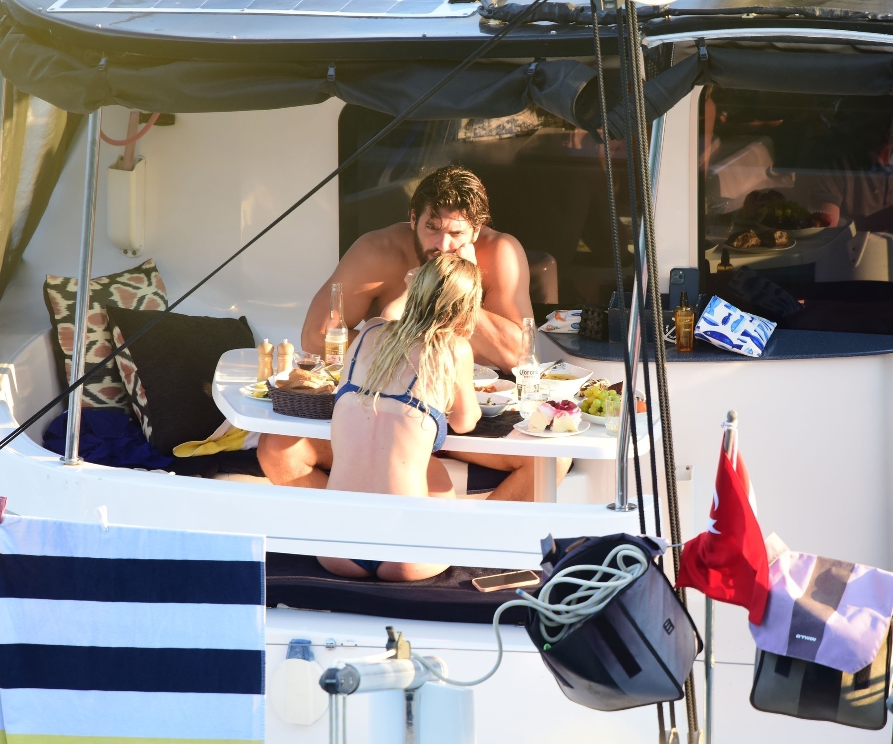 SVE PRŠTI OD STRASTI! Turski glumac Džan Jaman i lepa voditeljka Dileta Leota ne skidaju ruke jedno s drugog, ali BUKVALNO! (FOTO)