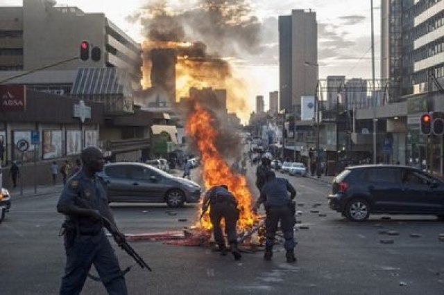 Nemiri i dalje traju; više od pet hiljada vojnika na ulicama; ubijeno oko 70 ljudi; procenjuje se šteta VIDEO