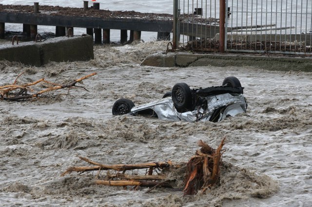 Nove velike poplave; bujica nosila automobile, stotine nestalih, broj preminulih raste; pogoðena i Austrija