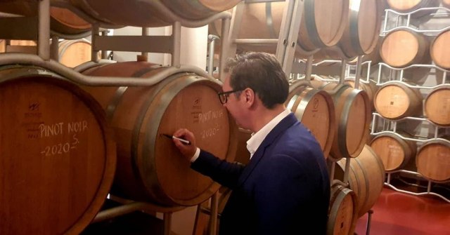 Vučić obišao vinariju u Rekovcu - kakvu poruku im je ostavio? FOTO