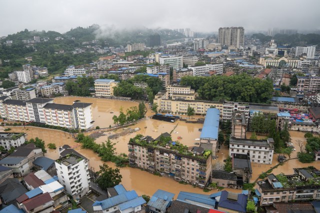 Velike poplave; izdat najviši nivo upozorenja; više od 200.000 ljudi evakuisano; urušeni putevi VIDEO