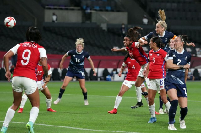 Fudbalerke Britanije i Čilea klečale pred početak meča na OI