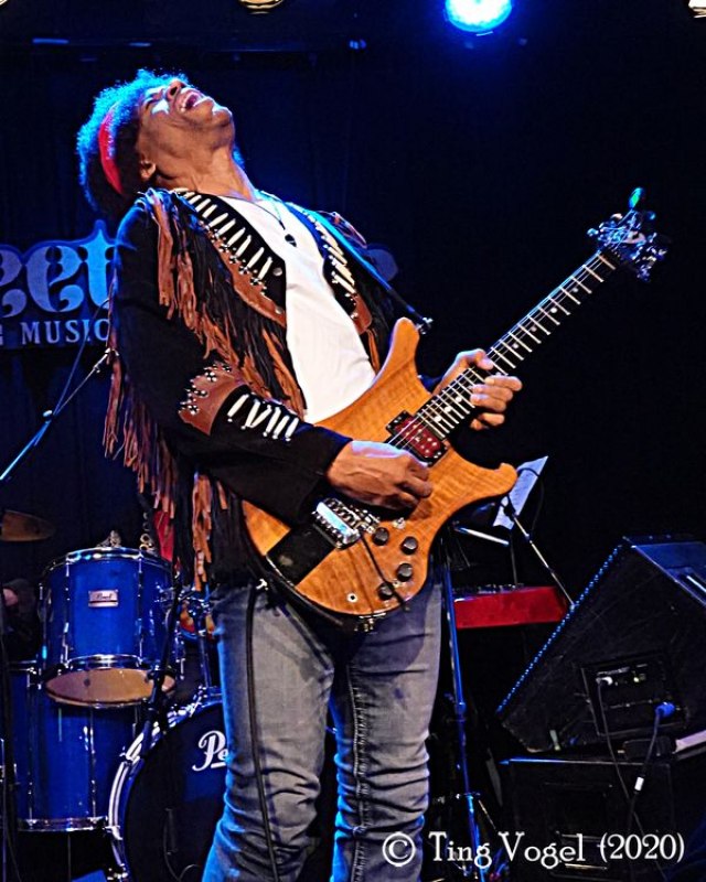 Stanley Jordan svira Hendrixa