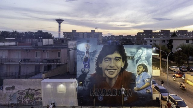 U Napulju sukob oko postavki statua Maradone