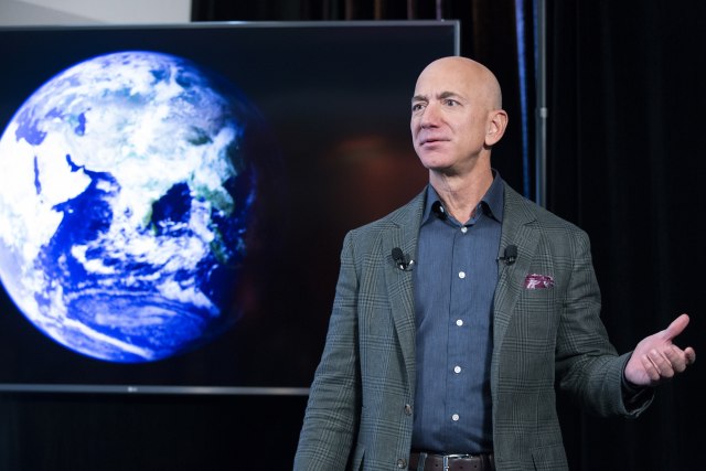 Zna li Bezos kako je na Zemlji: Vlasnik Amazona leti u svemir dok mu zaposleni rade po 14 sati