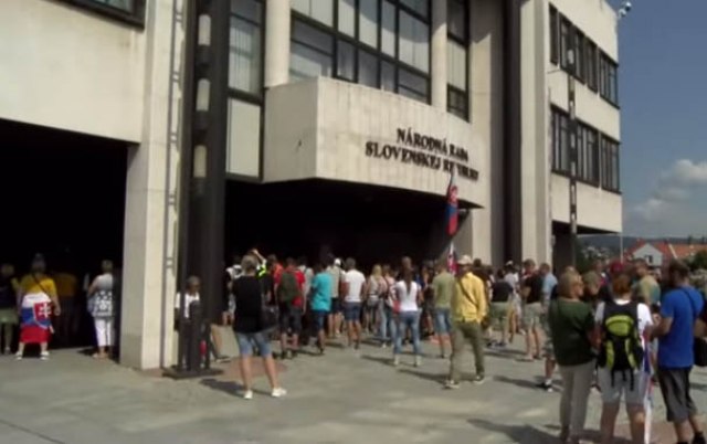 Slovensko: Občania vyšli do ulíc, policajti vystrelili slzný plyn;  Existujú zranené VIDEO – WorldEnglish